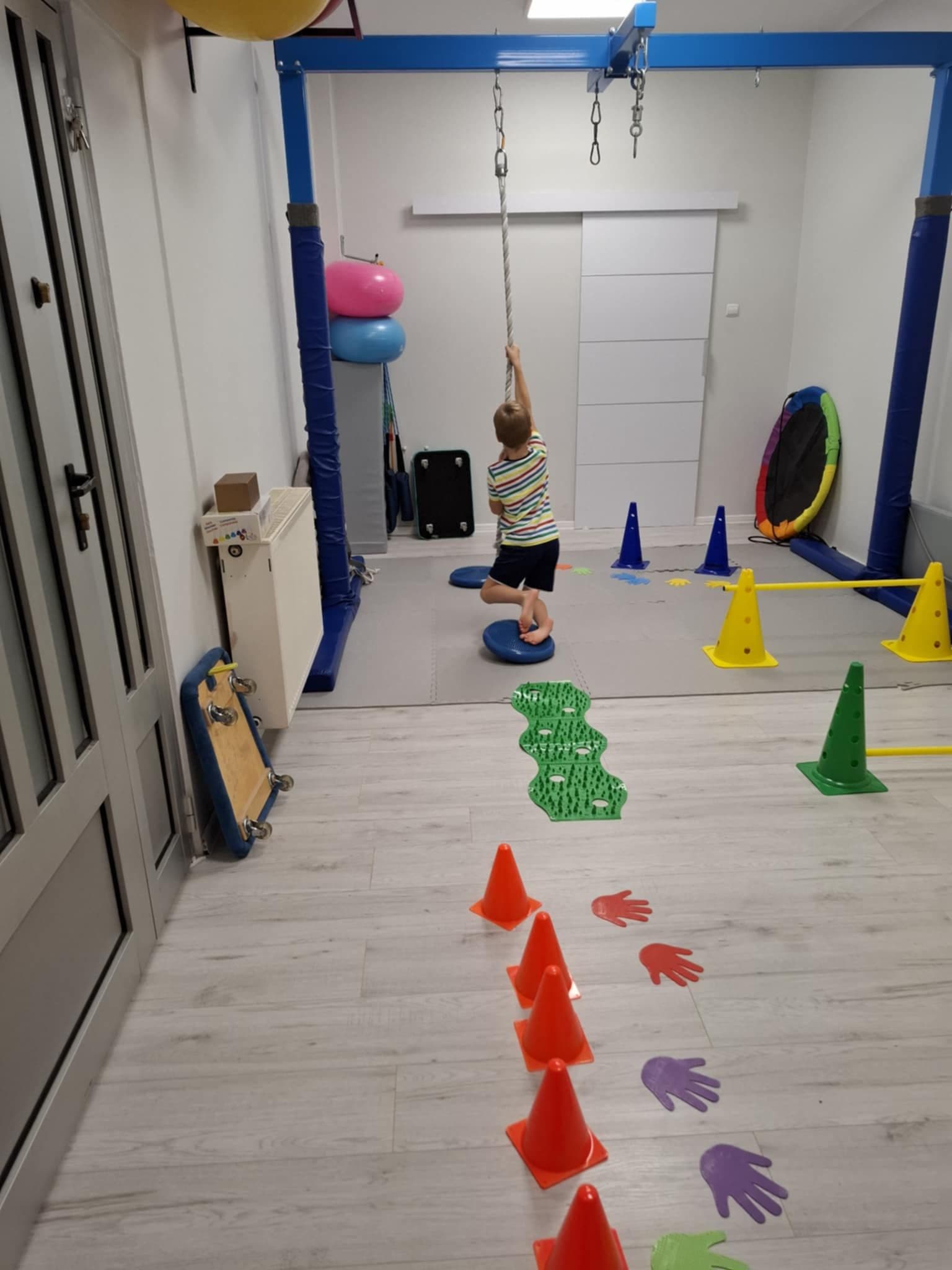 Chłopiec utrzymuje się na linie podczas terapii SI